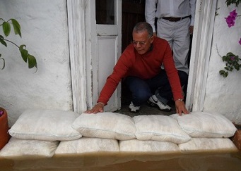 FloodSax alternative sandbags protecting a home from flooding