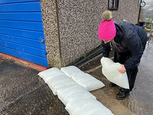 Lucy Bailey from FloodSax deploying the alternative sandbags