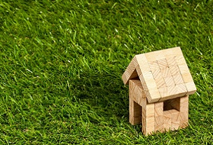 Homes could be at risk of flooding from artificial grass. Image by Harry Strauss from Pixabay.